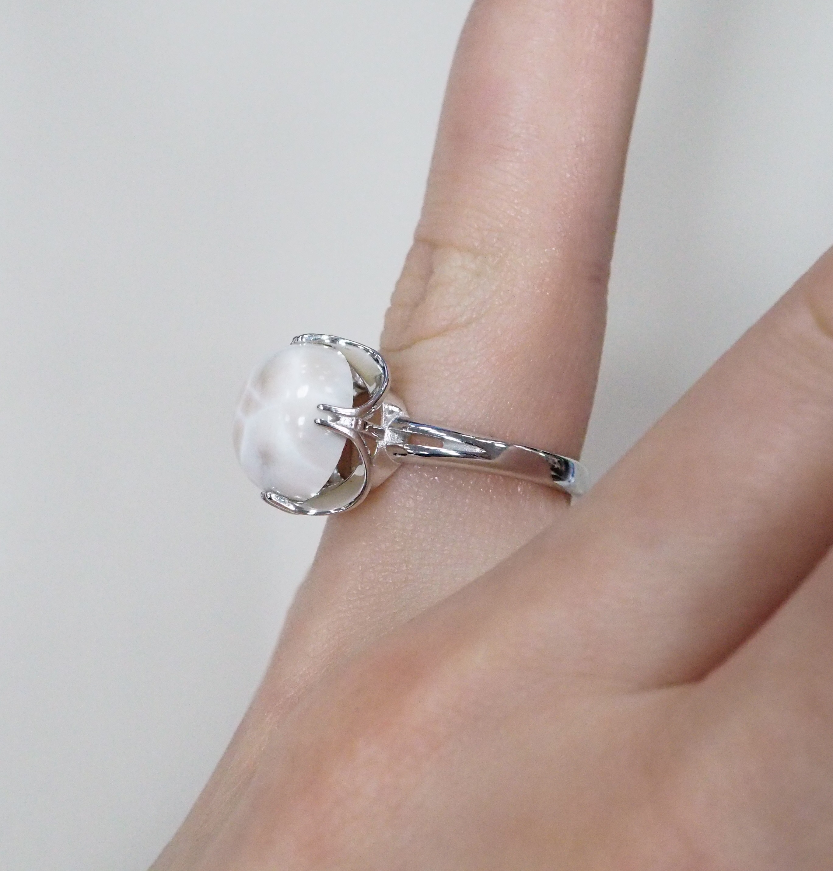 Серебряное кольцо с натролитом